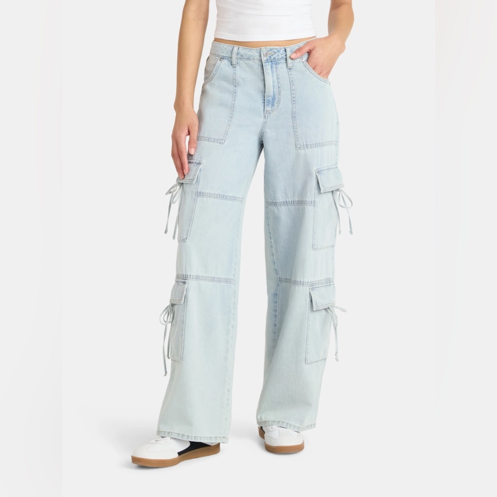 NWOT Viral No Boundaries Light Wash Cargo Jeans